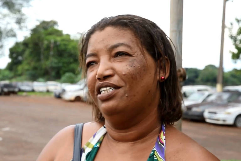  Maria de Oliveira, desempregada que transporta produtos de Ciudad del Este para Foz do Iguaçu