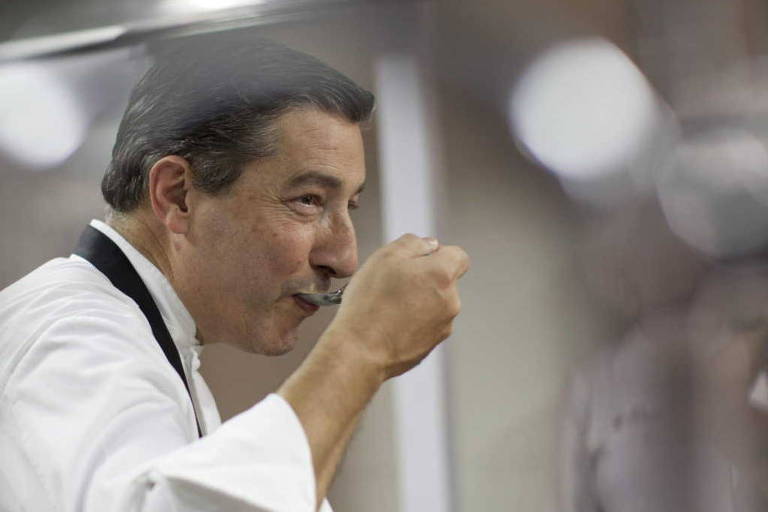 O chef espanhol Joan Roca, segura uma colher dentro de uma cozinha. Ele é chef do restaurante El Celler de Can Roca, terceiro melhor do mundo, segundo o ranking 50 Best 

