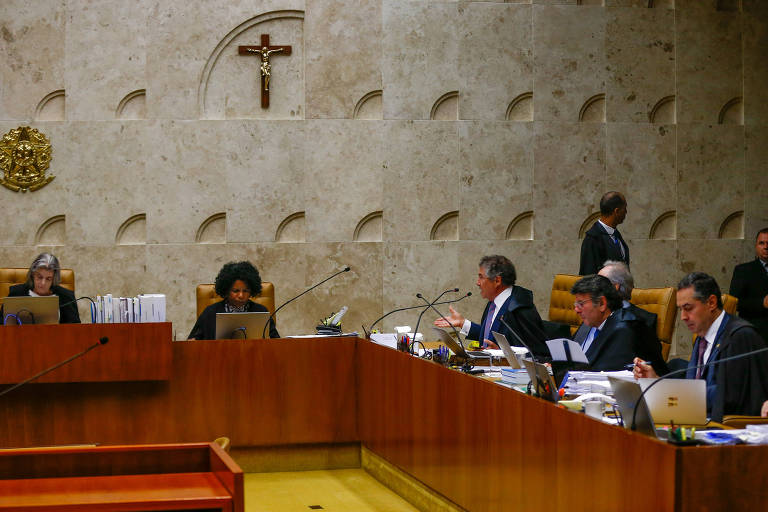 Ministros sentados durante sessão