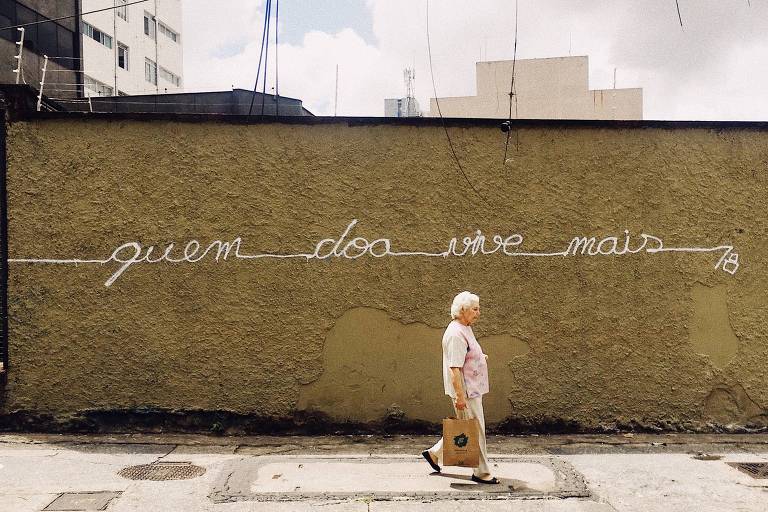 Grafite "quem doa vive mais", feito em muro da rua Baronesa de Itu, região central de São Paulo, por Pedro Frazão, 38, que espalha mensagens incentivando a doação por São Paulo para ajudar organizações sociais