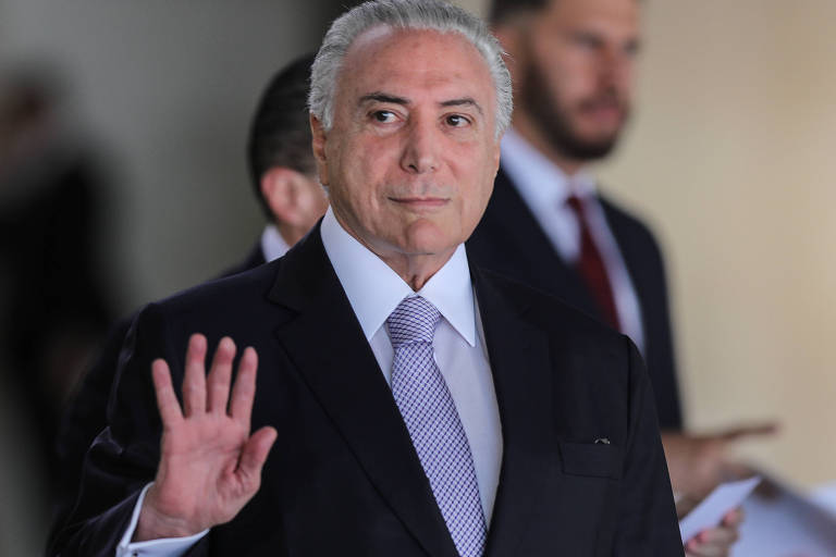 O presidente Michel Temer acena ao chegar ao Palácio do Itamaraty, para a cerimônia de abertura do 8º Fórum Mundial da Água, em Brasília, na última segunda-feira (19)
