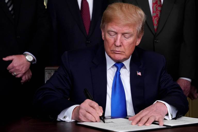 O presidente dos EUA, Donald Trump, assina memorando com tarifas à China