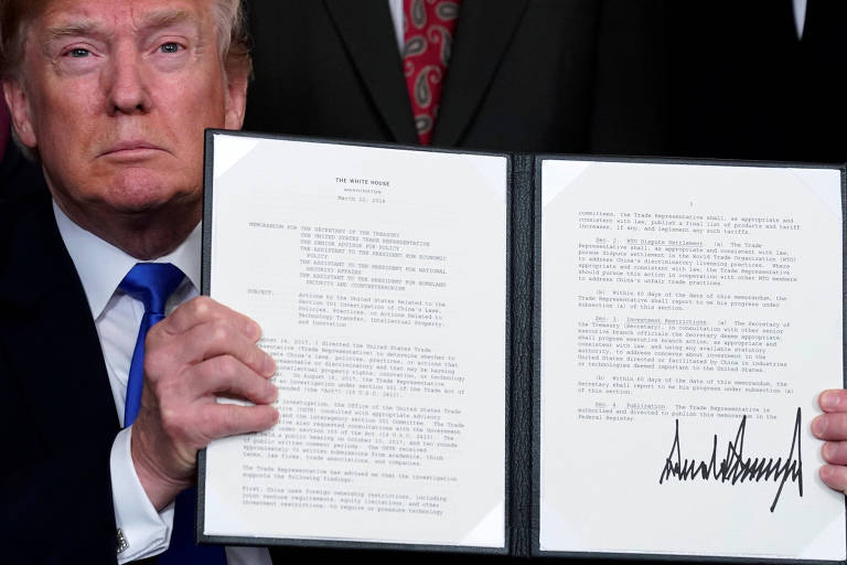 O presidente Donald Trump mostra documento com imposição de sobretaxas à China
