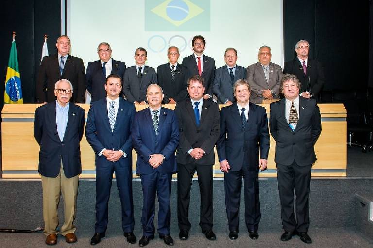 Presidente do COB, Paulo Wanderley (centro), posa ao lado do novo vice, Marco La Porta, e dos integrantes do Conselho de Administração e de Ética, eleitos nesta sexta (23)