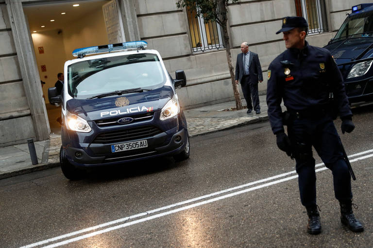 Veículo da polícia deixa o tribunal em Barcelona com alguns dos líderes catalães que tiveram a prisão decretada 