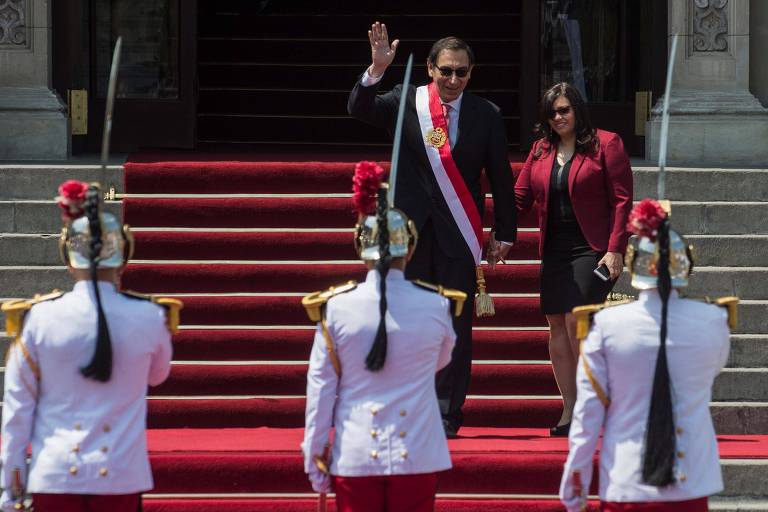 O novo presidente do Peru, Martín Vizcarra, chega ao palácio presidencial com a mulher, Maribel Díaz, depois de ser empossado no Congresso