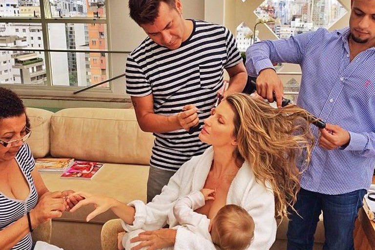 Gisele Bündchen se prepara para ser fotografada enquanto amamenta a filha Vivian