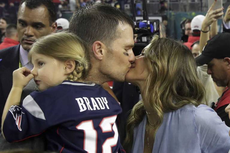 Tom Brady, da New England Patriots, beija sua esposa, Gisele Bundchen, depois que sua equipe derrotou o Atlanta Falcons na prorrogação do jogo de futebol NFL Super Bowl 51
