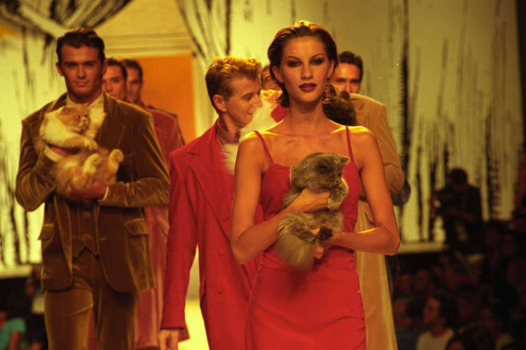 Gisele Bundchen desfila para a Zoomp, coleção inverno 1997, no prédio da Bienal, no Parque do Ibirapuer