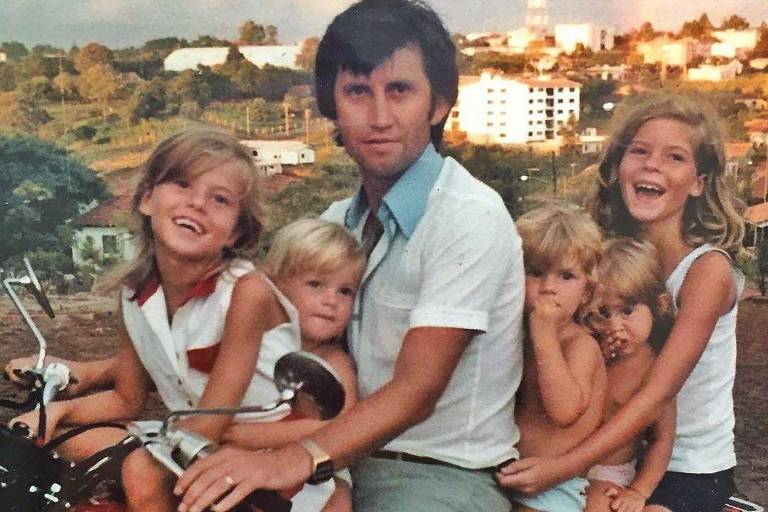 Gisele Bündchen postou uma foto sua ainda criança, ao lado do pai e das irmãs, com uma declaração ao seu maior conselheiro