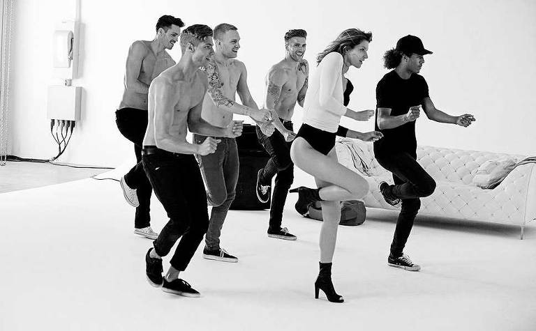 Gisele Bündchen mostra o gingado e dança em campanha para a marca de sapatos Stuart Weitzman