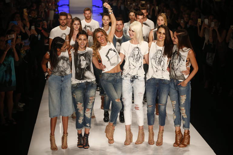 A top Gisele Bundchen faz o ultimo desfile de sua carreira pela pela grife Colcci, na sala 2, do SPFW