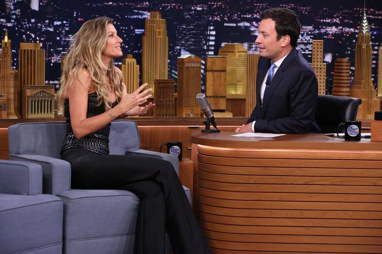 O apresentador Jimmy Fallon entrevista a modelo Gisele Bündchen, no programa 