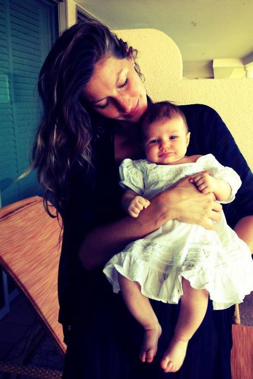 A modelo Gisele Bündchen com sua filha Vivian, de 2 meses