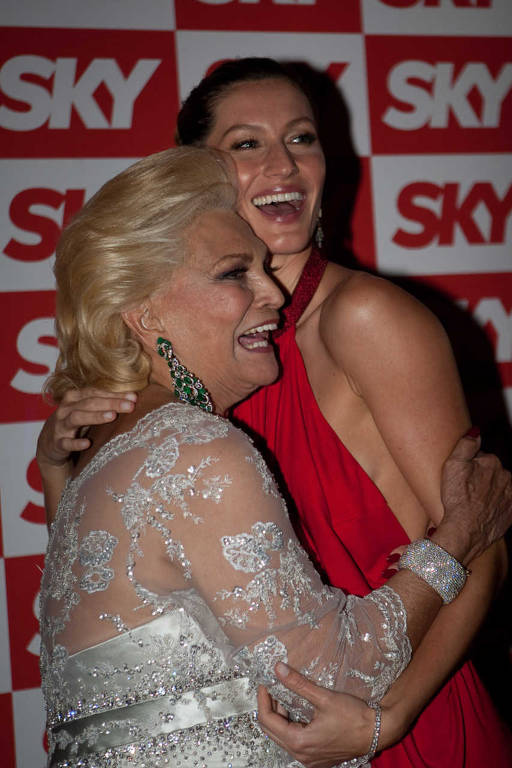 Hebe Camargo e Gisele Bundchen no festa de 15 anos da Sky