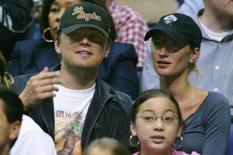 Leonardo DiCaprio e a namorada Gisele Bundchen assistem ao jogo do Los Angeles Lakers, California
