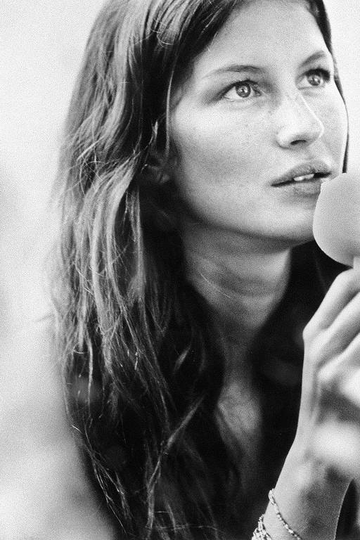 Gisele Bündchen aguarda para entrar nas passarelas da M.Officer, na Biena