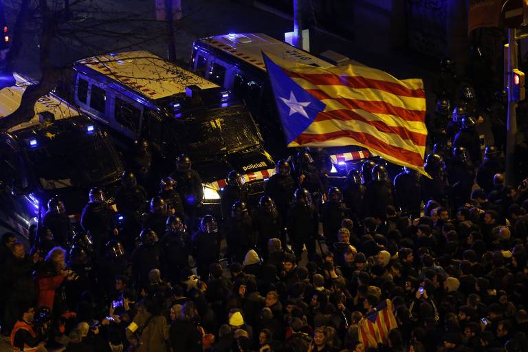 Manifestantes exibem bandeiras em ato convocado por movimento pro-independência em Barcelona; Justiça espanhola decreta prisão de cinco líderes separatistas catalães