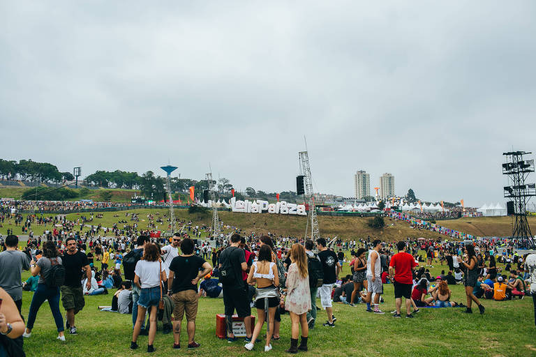 Espectadores na grama no Lollapalooza 2018