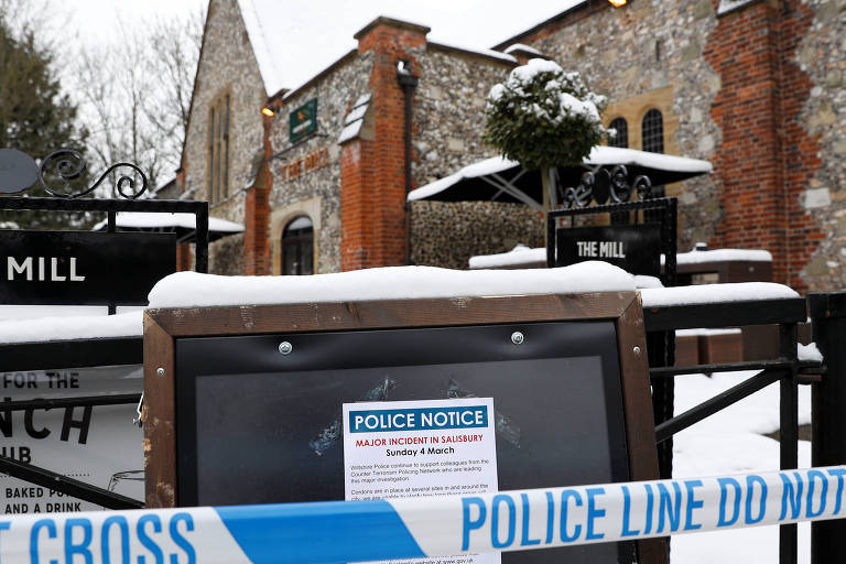Polícia interdita entorno de pub onde estava o ex-espião russo Serguei Skripal e sua filha antes de serem achados em um parque com sinais de envenenamento, em Salisbury