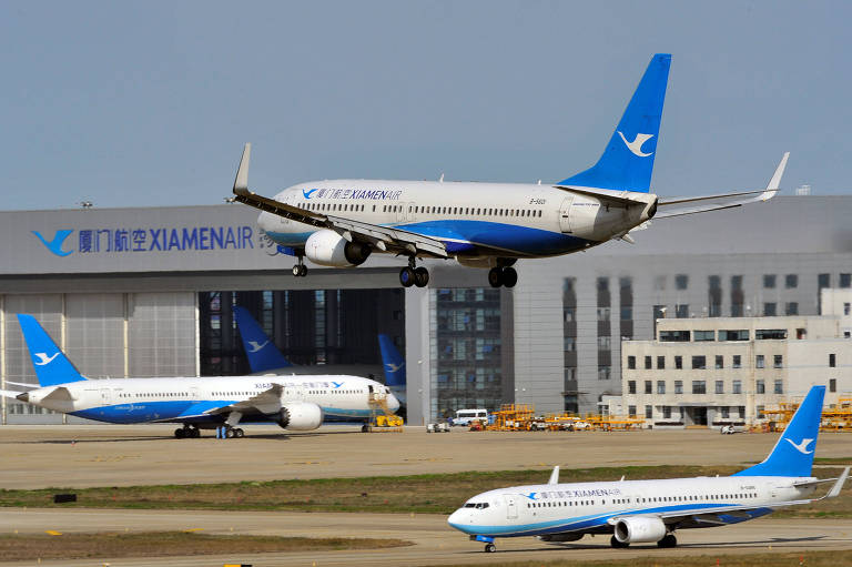 Sequência de aviões da Xiamen Airlines; à direita, um aparece taxiando na pista, enquanto outro pousa no alto e mais um aparece parado ao lado de um hangar da companhia no aeroporto de Fuzhou