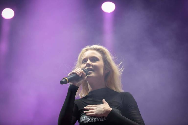 Zara Larsson dedica música a Marielle Franco no Lollapalooza