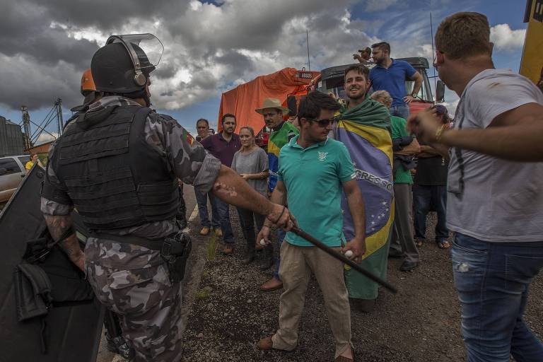 Ruralistas e bolsonaristas bloquearam a estrada de acesso a Passo Fundo, no Rio Grande do Sul, para impedir a entrada da comitiva do ex-presidente Lula 