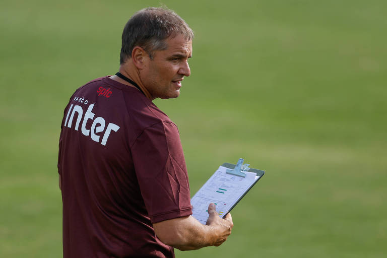 Diego Aguirre, técnico do São Paulo, durante treino no CT Barra Funda