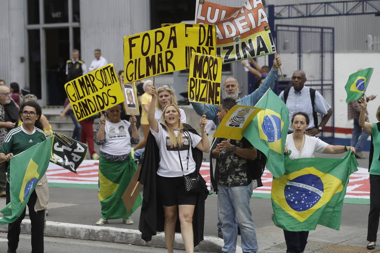 Manifestantes protestam na avenida Paulista, em São Paulo, contra decisão do STF de adiar julgamento do habeas corpus de Lula