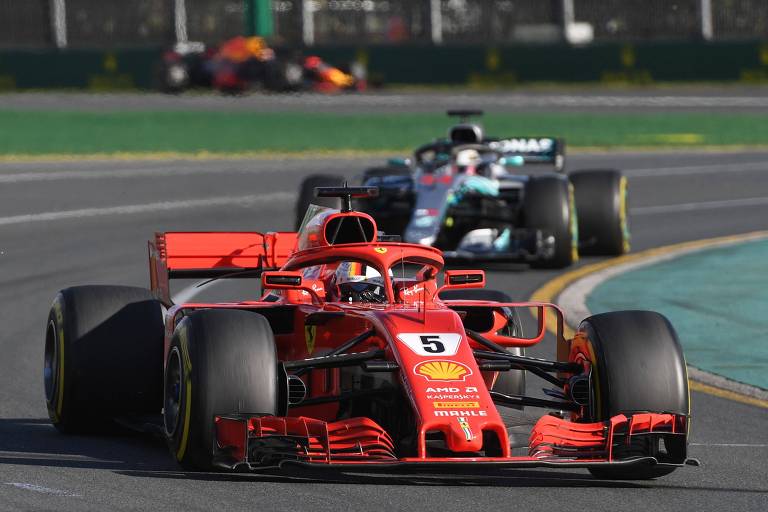 Vettel, da Ferrari, lidera frente a Lewis Hamilton, da Mercedes, no GP da Austrália