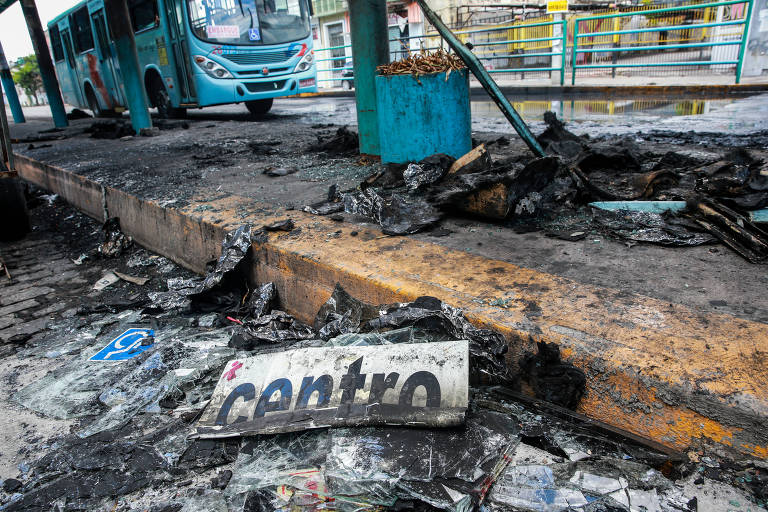 Destroços de ônibus queimado no terminal da Praça do Santuário Sagrado Coração de Jesus, em Fortaleza, no último domingo (25)