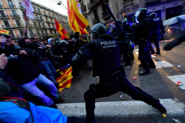 Policiais e manifestantes entram em choque em Barcelona