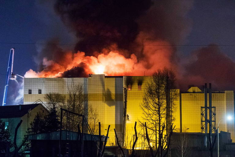 Fumaça e chamas saem de shopping center na cidade de Kemerovo, Rússia, onde um incêndio matou ao menos 37 pessoas