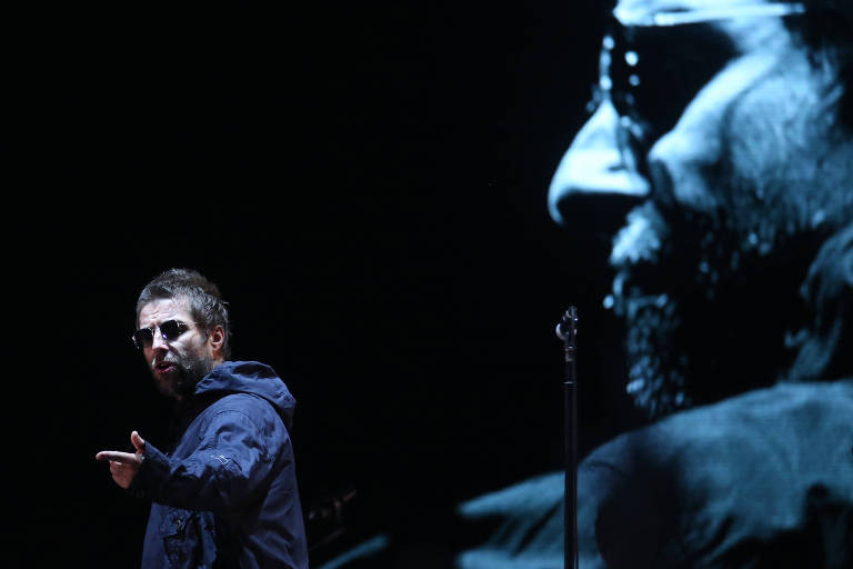 Com a cabeça no Oasis, Liam Gallagher cativa com show populista 