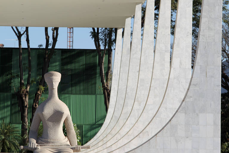 Estátua da Justiça em frente ao predio do STF, em Brasília