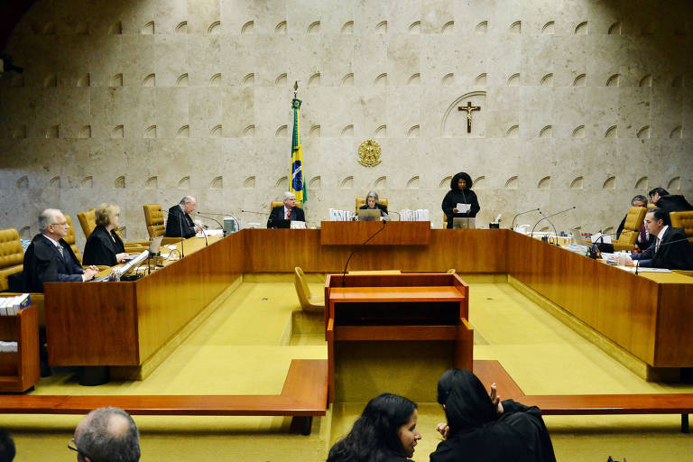 Ministros do STF (Supremo Tribunal Federal) sentados em sessão plenária em Brasília.  