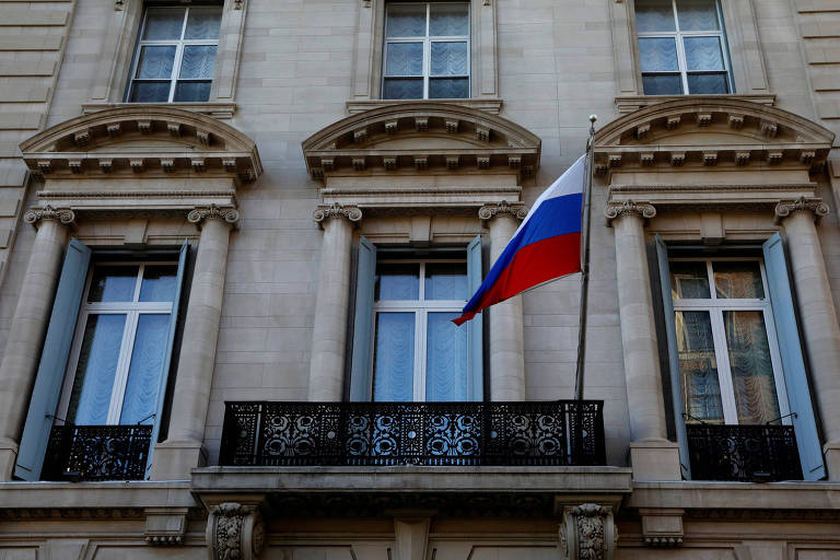 Bandeira russa tremula no Consulado-Geral da Rússia em Manhattan 