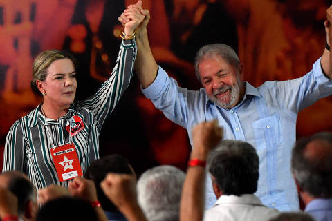 Senator Gleisi Hoffmann (L), president of Brazil's Workers Party (PT) and former Brazilian president Luiz Inacio Lula da Silva take part in a campaign rally to launch Lula's presidential candidacy for the upcoming October elections, at the Workers Central Union (CUT) headquarters in Sao Paulo, Brazil on January 25, 2018.
A Brazilian appeals court Wednesday upheld ex-president Luiz Inacio Lula da Silva's conviction for corruption, dealing a body blow to his hopes of running for re-election this year. The three-judge panel sitting in the southern city of Porto Alegre unanimously ruled that his original 9.5-year jail sentence be extended to more than 12 years. Lula was defiant, telling he intends to run for the presidency despite the court setback.
 / AFP PHOTO / Nelson Almeida