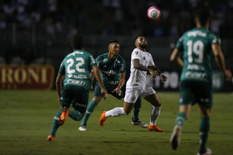 Gabriel domina a bola entre jogadores do Palmeiras, na derrota do Santos para o time alviverde por 1 a 0 no sábado (24)