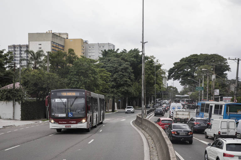 Ônibus circula na av. Ibirapuera, onde passavam bondes há 50 anos