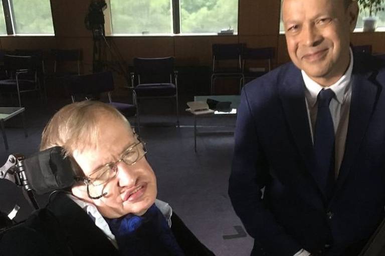 Stephen Hawking, sentado em sua cadeira de rodas, e Pallab Ghosh conversaram em outubro de 2017