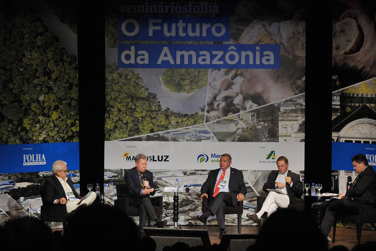 Folha realiza o primeiro seminário "O Futuro da Amazônia", em Manaus. em novembro de 2017. Na foto, os palestrantes, sentados em semicírculo, conversam sobre o tema, no palco do Teatro Manauara.