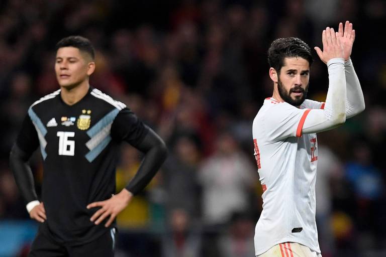 O meia da Espanha Isco comemora seu gol, para decepção do argentino Marcos Rojo, na goleada de 6 a 1 da seleção espanhola, em Madri