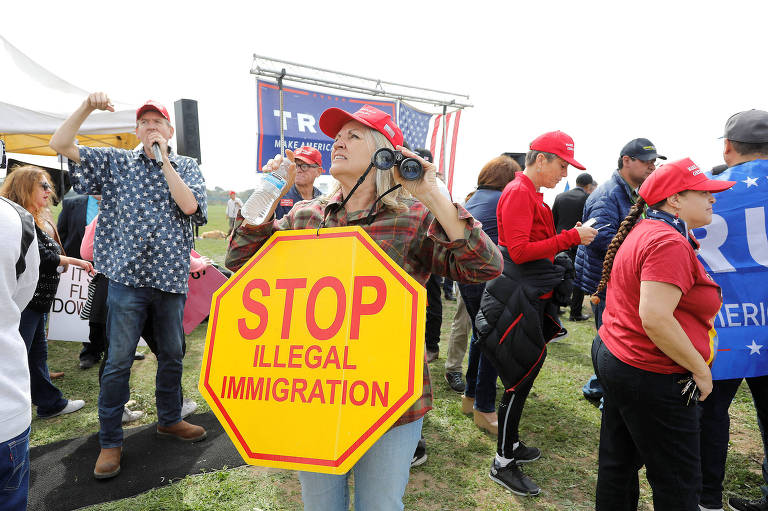 Apoiadores do presidente dos EUA, Donald Trump, fazem ato contra imigração ilegal e pelo muro na fronteira com o México em San Diego, na Califórnia