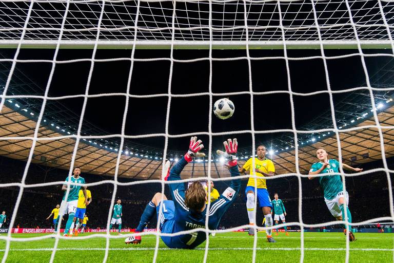 O goleiro Trapp falha ao tentar defender a cabeçada de Gabriel Jesus, no gol da vitória da seleção brasileira diante da Alemanha