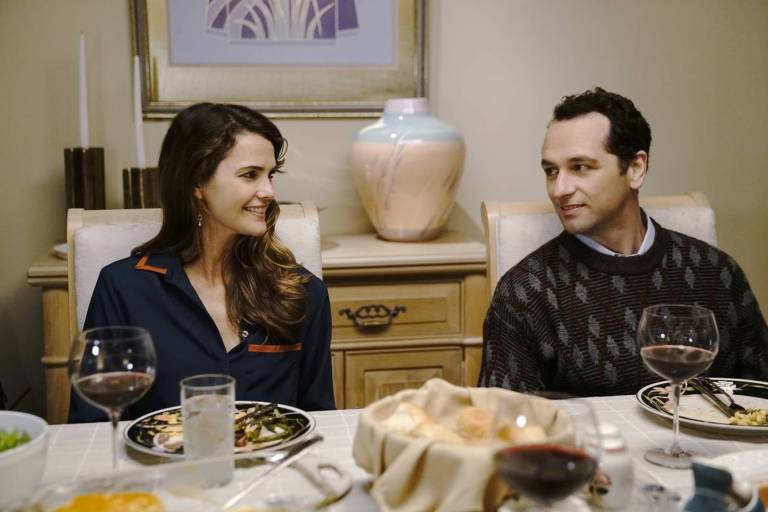 Os atores Keri Russell e Matthew Rhys em cena da série ‘The Americans’, sobre casal de espiões da KGB que vive nos EUA