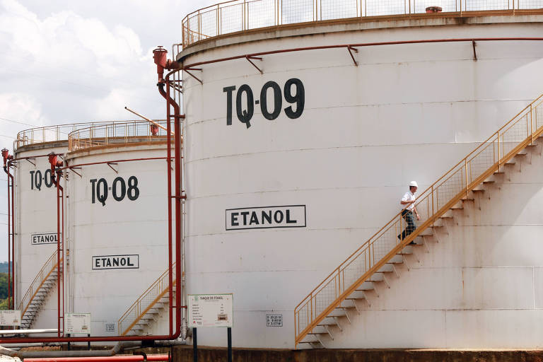 Tanques de armazenamento de etanol em usina em Sertãozinho (SP)