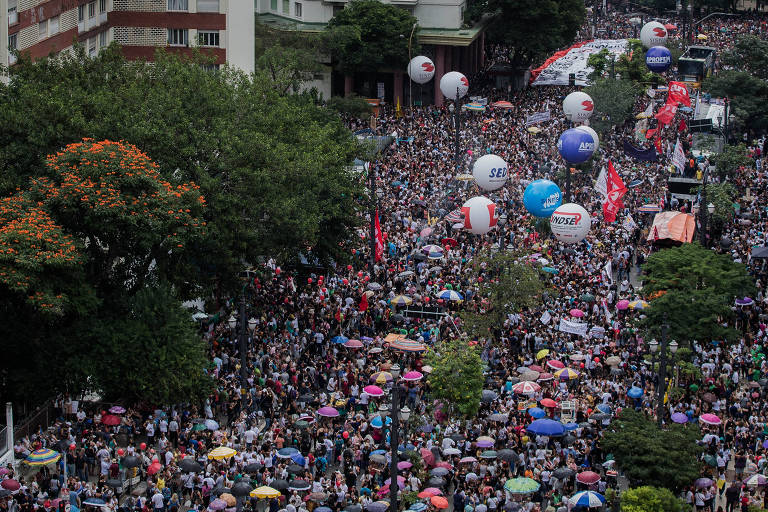 Manifestantes lotam rua em frente à Câmara de São Paulo