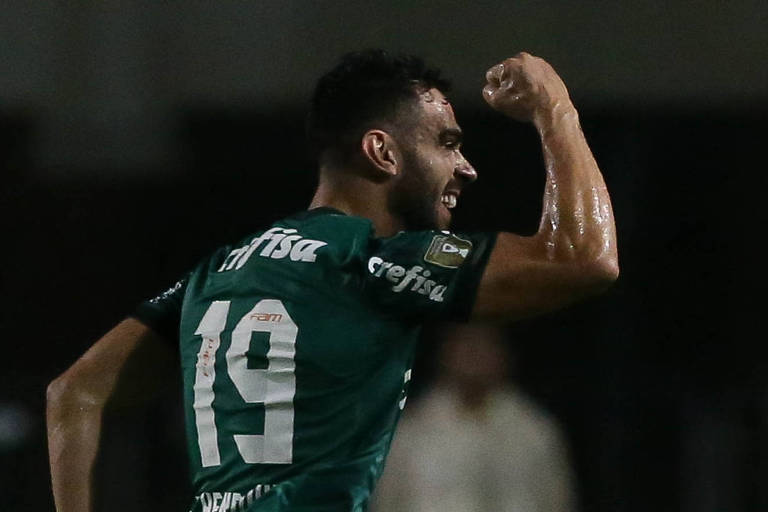 O jogador Bruno Henrique, do Palmeiras, comemora seu gol contra a equipe do Santos