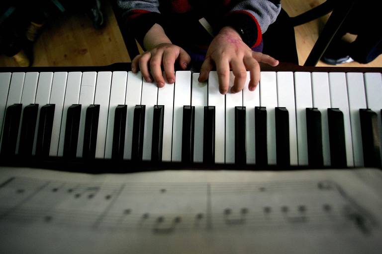 Criança toca piano na China; pesquisas mostram que pessoas ainda creem mais em talento do que em dedicação 